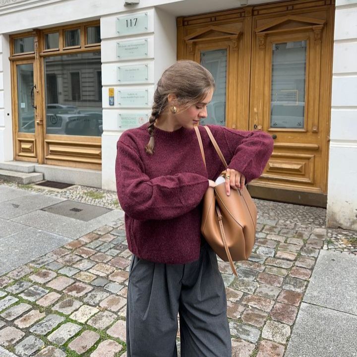Sorvienne Relaxed Knitted Crew Neck Jumper in Burgundy